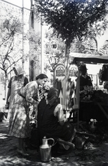 Magyarország, Kecskemét, Rákóczi út, piac a zsinagóga (később Tudomány és Technika Háza) előtt a Szabadság tér sarkán., 1937, Vargha Zsuzsa, virágárus, kanna, piac, hirdetőoszlop, reklám, Fortepan #273417