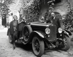 Magyarország, Sopron, Bécsi út, a felvétel a 24-es számú ház udvarán készült., 1938, Vargha Zsuzsa, automobil, Ansaldo-márka, olasz gyártmány, család, repkény, udvar, pótkerék, Fortepan #273422