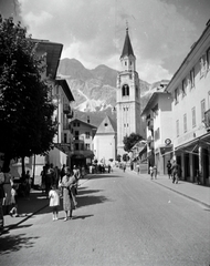 Italy, Cortina d'Ampezzo, Corso Italia, háttérben a Szent Fülöp és Jakab-bazilika (Basilica dei Santi Filippo e Giacomo)., 1938, Vargha Zsuzsa, Fortepan #273423