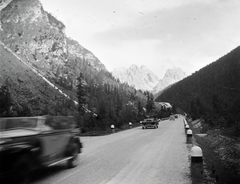 Italy, Dolomiti, az SS48bis "di Misurina" út, a Misurina-tó felé nézve. A háttérben a Cadini-hegycsúcsok., 1938, Vargha Zsuzsa, Fortepan #273425