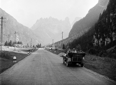 Italy, Dolomiti, az 51-es számú főút Carbonin közelében, az út mellett középen a Landro kápolna, távolban a Monte Cristallo tömbje látható., 1938, Vargha Zsuzsa, Fortepan #273426