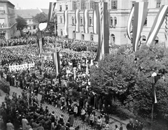 Magyarország, Sopron, Széchenyi tér, a Soproni Dalfüzér jubileumi ünnepsége. Háttérben a Kaszinó (később Magyar Művelődés Háza, ma Liszt Ferenc Konferencia és Kulturális Központ)., 1934, Vargha Zsuzsa, kaszinó, Fortepan #273432