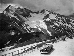 Austria, Grossglockner Hochalpenstrasse, Edelweissstrasse. Parkoló és kilátó az Edelweissspitze-n, szemben a Brennkogel-gleccser., 1938, Vargha Zsuzsa, automobile, automobile tour, mountain top, Fortepan #273433