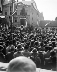 Magyarország, Sopron, Széchenyi tér, a Soproni Dalfüzér jubileumi ünnepsége. Széchenyi István szobra mögött a Lyceum épülete., 1934, Vargha Zsuzsa, Fortepan #273436