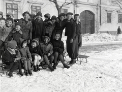 Magyarország, Sopron, Bécsi út, a gyerekek mögött a 24-es számú ház látható., 1942, Vargha Zsuzsa, Fortepan #273441