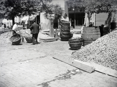 Magyarország, Kecskemét, Kossuth tér, a Kecskeméti Szeszfőzde ideiglenes átvételi helye a városi piacon, a II. katolikus bérház előtt., 1933, Vargha Zsuzsa, felirat, mérleg, kosár, Fortepan #273455