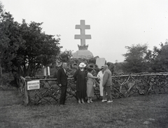 Magyarország, Dobogókő, a Magyar Turista Egylet I. világháborúban elhunyt tagjai emlékére állított emlékmű., 1937, Vargha Zsuzsa, kirándulás, Fortepan #273458