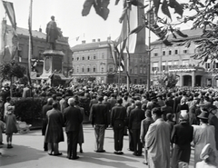 Magyarország, Sopron, Széchenyi tér, a Soproni Dalfüzér jubileumi ünnepsége. Balra Széchenyi István szobra, távolabb az Erzsébet utca - II. Rákóczi Ferenc utca sarkán áló épület látható., 1934, Vargha Zsuzsa, Fortepan #273476