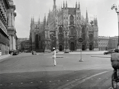 Italy, Milan, Dóm tér (Piazza del Duomo), szemben a Dóm., 1938, Vargha Zsuzsa, crosswalk, bicycle, Fortepan #273479