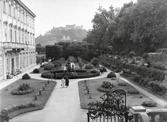 Austria, Salzburg, Mirabell kastély parkja, háttérben Hohensalzburg vára., 1938, Vargha Zsuzsa, Fortepan #273480