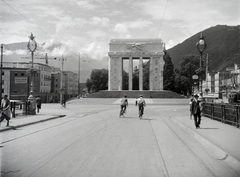 Italy, Bolzano, Piazza della Vittoria, Monumento alla Vittoria., 1938, Vargha Zsuzsa, bicycle, Fortepan #273488