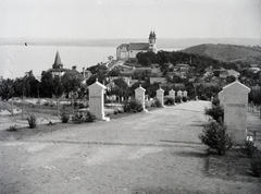 Magyarország,Balaton, Tihany, Attila domb, IV. Károly király emlékére emelt kálvária. Középen a Bencés Apátság., 1935, Vargha Zsuzsa, Fortepan #273500