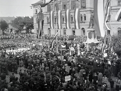 Magyarország, Sopron, Széchenyi tér, a Soproni Dalfüzér jubileumi ünnepsége. Jobbra Széchenyi István szobra, mögötte a Kaszinó (később Magyar Művelődés Háza, ma Liszt Ferenc Konferencia és Kulturális Központ)., 1934, Vargha Zsuzsa, Fortepan #273513