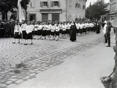 Magyarország, Sopron, Várkerület, a Soproni Dalfüzér jubileumi ünnepségének résztvevői mögött a 2-es és 4-es számú ház látható., 1934, Vargha Zsuzsa, apáca, katona, Fortepan #273514