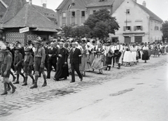 Magyarország, Sopron, Várkerület, a Soproni Dalfüzér jubileumi ünnepségének résztvevői mögött a 2-es és 4-es számú ház., 1934, Vargha Zsuzsa, pap, cserkész, kapuvári népviselet, Fortepan #273517