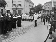 Magyarország, Sopron, Várkerület, a Soproni Dalfüzér jubileumi ünnepségének résztvevői mögött a 2-es számú ház, jobbra az Ógabona tér és Major köz sarkán álló épület látható., 1934, Vargha Zsuzsa, rendőr, apáca, katona, pap, egyházi zászló, Fortepan #273518