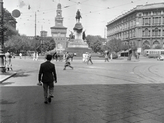 Italy, Milan, Via Dante, szemben a Largo Cairoli-n Giuseppe Garibaldi lovasszobra (Monumento a Giuseppe Garibaldi), háttérben a Sforza-kastély (Castello Sforzesco)., 1938, Vargha Zsuzsa, Fortepan #273528