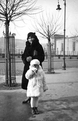 Hungary, Budapest V., Széchenyi István (Ferenc József) tér, háttérben a Széchenyi Lánchíd., 1932, Mészöly Leonóra, fashion, street furniture, woman, double portrait, kid, Budapest, Fortepan #27353