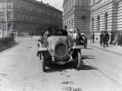 Magyarország, Sopron, Széchenyi tér, a felvétel a Kaszinó (később Magyar Művelődés Háza, ma Liszt Ferenc Konferencia és Kulturális Központ) előtt készült., 1916, Vargha Zsuzsa, automobil, német gyártmány, divat, egyenruha, NAG-márka, kaszinó, Fortepan #273532