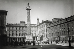 Italy, Rome, Piazza Colonna, Marcus Aurelius oszlopa. A háttérben a Wedekind-palota., 1909, Vargha Zsuzsa, square, lamp post, Fortepan #273541