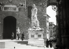 Italy, Florence, Piazza della Signoria, a Palazzo Vecchio előtt Baccio Bandinelli szobrászművész alkotása Hercules és Cacus szobra., 1909, Vargha Zsuzsa, sculpture, Fortepan #273542