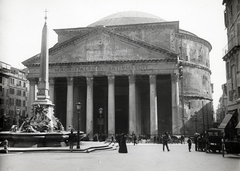 Italy, Rome, Piazza della Rotonda, a Pantheon előtt a Fontana del Pantheon., 1909, Vargha Zsuzsa, cross, Roman Empire, fountain, lamp post, Fortepan #273543