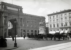 Italy, Florence, Piazza della Repbulica, az Arco del Triunfo előtt Vittorio Emanuele II lovasszobra, később áthelyezték a piazza Vittorio Veneto-ra., 1909, Vargha Zsuzsa, Fortepan #273544