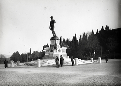 Italy, Florence, Piazzale Michelangelo, Clemente Papi szobrászművész Michelangelo Dávid szobrának bronz másolata, a talapzaton a Medici-sírok napszakokat ábrázoló szobrainak másolatai., 1909, Vargha Zsuzsa, sculpture, sculptural group, Fortepan #273550