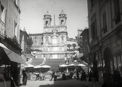 Italy, Rome, Via Condotti, szemben a Piazza di Spagna, a Spanyol-lépcső és egy egyiptomi obeliszk, mögötte a Trinitá dei Monti templom., 1909, Vargha Zsuzsa, Fortepan #273555