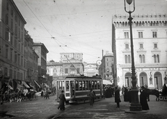 Italy, Rome, Piazza Venezia, szemben a villamos mögött a Via Cesare Battisti és a Galleria Colonna Museo., 1909, Vargha Zsuzsa, Best of, Fortepan #273556