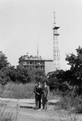 Hungary, untitled, Budapest XII., háttérbena az Agancs út 30-32., a lakóházzá átalakított Hargita panzió, benne a TV kísérleti adásának stúdiója. Az épület tetején az első 100 W-os adó, mellette az 1956-58 között üzemelő 1 kW-os adótorony., 1959, Vajda Márton, Budapest, men, Fortepan #273608