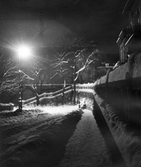 Hungary, Budapest I., Corvin tér., 1941, Mészöly Leonóra, winter, snow, railing, street view, night, lamp post, night, Budapest, Fortepan #27361