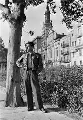 Magyarország, Budapest V., Petőfi tér, a felvétel Petőfi Sándor szobra előtt készült, háttérben az ortodox székesegyház., 1951, Vajda Márton, csípőre tett kéz, zsebredugott kéz, úriember, Budapest, Fortepan #273613