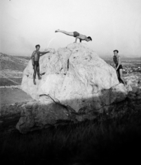 Hungary, Budaörs, a felvétel a Kő-hegyen készült., 1948, Vajda Márton, youth, feat, half-naked, rock, handstand, Fortepan #273630