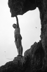 Hungary, Budaörs, a felvétel a Kő-hegyen készült., 1948, Vajda Márton, bottom view, man, half-naked, rock, Fortepan #273633