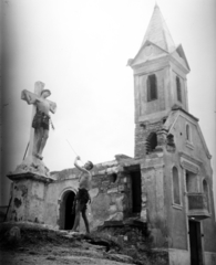 Hungary, Budaörs, Kő-hegy, a felvétel a Wendler- / Kőhegyi-kápolnánál készült., 1948, Vajda Márton, cross, church, Jesus Christ-portrayal, Fortepan #273634