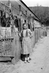 Hungary, 1950, Vajda Márton, lady, summer dresses, tress, vine, village, lath fence, Fortepan #273644