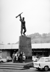 Magyarország, Salgótarján, Fő tér, a vasútállomás előtt a Fegyvert fogó munkás című szobor (Tar István, 1959.)., 1976, Szilvási hagyaték, szobor, könyvesbolt, Fortepan #273708