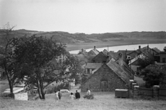 Hungary,Lake Balaton, Tihany, kilátás a Bencés Apátságtól a Belső-tó felé. Előtérben balra a parkoló a Kossuth Lajos utcánál a mai Borsos Miklós térnél., 1959, Szilvási hagyaték, picture, Fortepan #273729