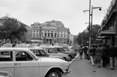 Szlovákia, Pozsony, Hviezdoslavovo námestie, szemben a Nemzeti Színház, előtte a Ganümédesz-kút., 1976, Szilvási hagyaték, Fortepan #273745