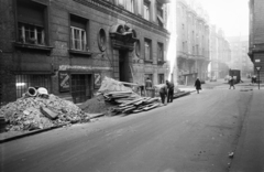 Hungary, Budapest XIII., Raoul Wallenberg utca a Pozsonyi út irányából a Hollán Ernő (Fürst Sándor) utca, a Tátra (Sallai Imre) utca és a Pannónia utca felé nézve. Balra a 9. számú házban Horacsek Pál kárpitos műhelye., 1969, Szilvási hagyaték, Budapest, street view, upholsterer, debris, sand, Fortepan #273756