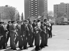 Magyarország, Budapest XXI., Kossuth Lajos Gépészeti, kohó- és öntőipari, gépgyártás-technológiai Szakközépiskola (később BGéSzC Kossuth Lajos Két Tanítási Nyelvű Technikum), ballagók az iskolaudvaron., 1978, Szilvási hagyaték, Budapest, Fortepan #273768