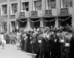 Magyarország, Budapest XXI., Kossuth Lajos Gépészeti, kohó- és öntőipari, gépgyártás-technológiai Szakközépiskola (később BGéSzC Kossuth Lajos Két Tanítási Nyelvű Technikum), ballagók az iskola előtt., 1978, Szilvási hagyaték, Budapest, Fortepan #273770