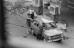 Magyarország, Budapest V., üzemanyagtöltő állomás a Markó utca - Balassi Bálint utca sarkán, a mai Olimpia park területén., 1977, Szilvási hagyaték, Best of, Budapest, rendszám, Fiat 850, Fiat 500, Ásványolaj Forgalmi Vállalat, benzinkút, Fortepan #273796