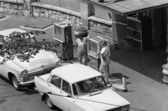 Magyarország, Budapest V., üzemanyagtöltő állomás a Markó utca - Balassi Bálint utca sarkán, a mai Olimpia park területén., 1977, Szilvási hagyaték, Budapest, Moszkvics 412, GAZ M21 Volga, Fortepan #273800