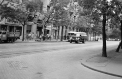 Magyarország, Budapest XIII., Pozsonyi út a Raoul Wallenberg utca - Radnóti Miklós (Sziget) utca közötti szakaszon., 1962, Szilvási hagyaték, Budapest, MÁVAG M5, sínpálya, autóbusz, teherautó, kávé-tea üzlet, Fortepan #273804