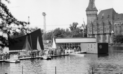 Magyarország, Városliget,Budapesti Ipari Vásár, Budapest XIV., Városligeti-tó, a Magyar Hajó- és Darugyár pavilonja mögött a Vajdahunad vára látható., 1961, Szilvási hagyaték, Budapest, Fortepan #273813