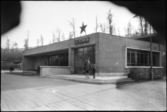 Magyarország, Hűvösvölgy, Budapest II., a Gyermekvasút (Úttörővasút) végállomása., 1963, Szilvási hagyaték, vasútállomás, kisvasút, vörös csillag, Budapest, Fortepan #273822