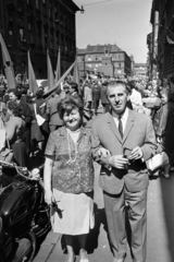 Hungary, Budapest VII., Cserhát utca, május 1-i felvonulás résztvevői, háttérben a a Garay téri piac., 1967, Szilvási hagyaték, Budapest, Fortepan #273858