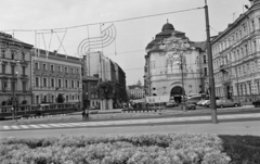 Slovakia, Bratislava, Koronázási domb tér (Námestie Ľudovíta Štúra), szemben a Štúr-szoborcsoport, távolabb a Reduta (egykor Vigadó, ma a Szlovák Filharmonikusok székhelye)., 1979, Szilvási hagyaték, Czechoslovakia, Fortepan #273870